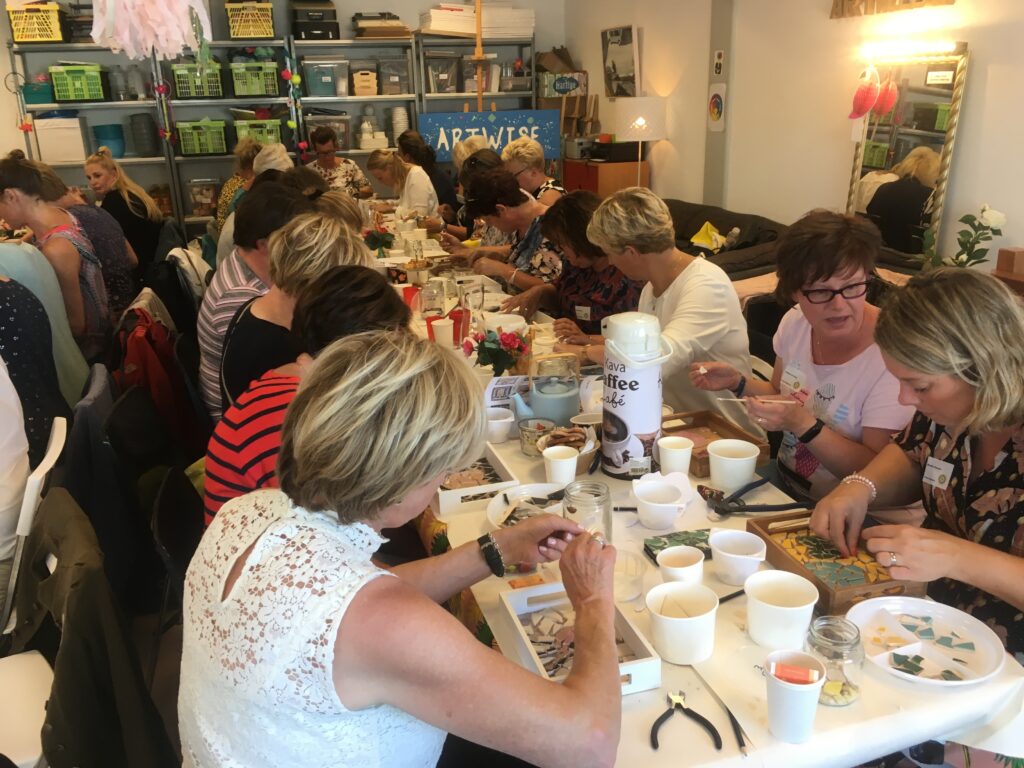 Creatief bedrijfuitje mozaïek