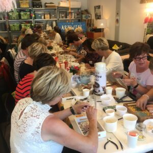 Creatief bedrijfuitje mozaïek