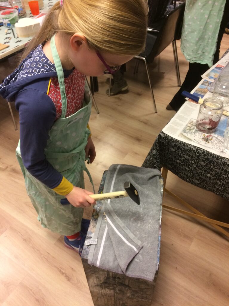 Steentjes breken tijdens mozaïek-feestje