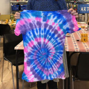 Voorbeeld Tie dye shirt blauw, paars en roze kleuren