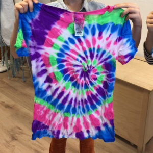 Voorbeeld Tie dye shirt blauw, paars, roze en groene kleuren