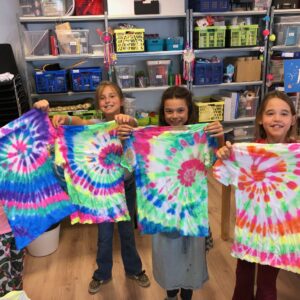 Blije kinderen met een mooi Tie dye-shirt