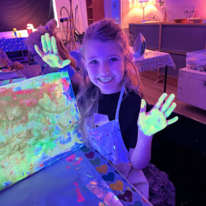 Schilderen en knutselen in het donker bij Artwise