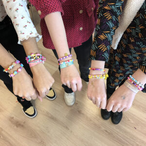 Samen armbandjes maken